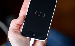 Używanie telefonu podczas ładowania niszczy baterię szybciej