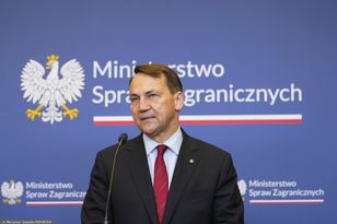 Sikorski w „The Economist”: nie spieszmy się z łagodzeniem Rosji