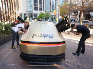 Tesla Cybercab testowany na ulicach Austin przed startem Robotaxi 3 września