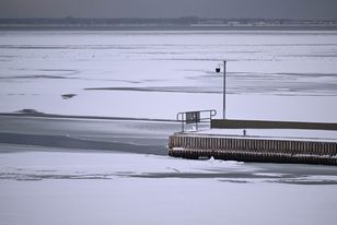 Na Bałtyku w lodzie uwięziony został jacht. Czeka na odwilż