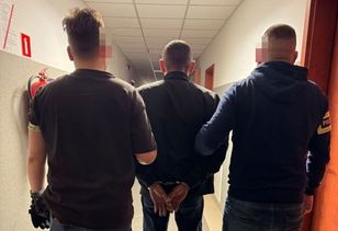 Przyjechał pijany po dziecko do przedszkola. Wydalono go z Polski