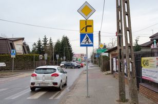 Pierwszeństwo łamane i kierunkowskaz. Kiedy naprawdę trzeba go włączyć?