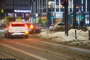 Zaczęła ponaglać taksówkarza, pokazała "legitymację". Słono za to zapłaci