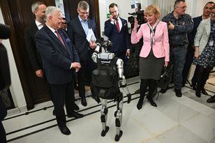 Ciamajda rozmawiał z robotem w Sejmie. Zapytał go o politykę