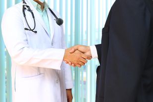 Nielegalny obrót lekami. Zarzuty dla trzech lekarzy