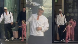 TYLKO NA PUDELKU. Robert Lewandowski z córkami WYCHODZĄ z lotniska w Warszawie. Przylecieli prosto z Chicago. Nie ma to jak w domu? (ZDJĘCIA)