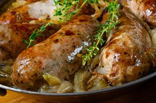 Na wielkanocne śniadanie podaj białą kiełbasę w tym sosie. Jest tak pyszna, iż nie trzeba nic więcej