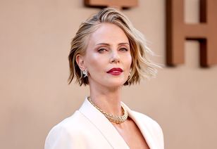 Charlize Theron w bieli Dior na premierze „Odysei" – towarzyszyły jej córki