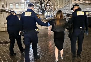 Atak na Rynku w Krakowie. Kobieta ma rozerwane ucho