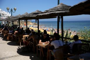 Algarve tonie w piwie: turystyka alkoholowa niszczy portugalski kurort