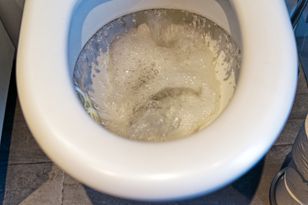 Sól, soda i olejki eteryczne wyczyściją toaletę bez chemii przez noc