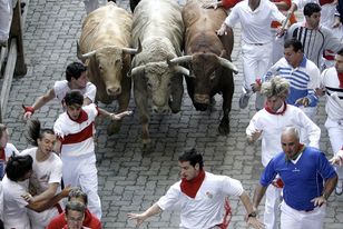 Sanfermines: byk ranił rogiem 30-latka z Alicante podczas piątego biegu w Pampelunie