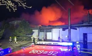Pożar hal pod Warszawą. Ranny został jeden strażak