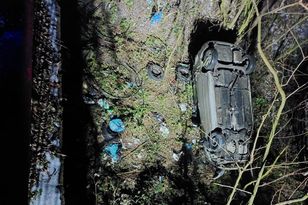 Przebił bariery i spadł z mostu. Samochód w wąwozie