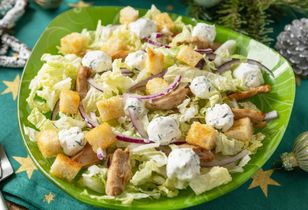 Sałatkę grecką robię po swojemu. Dla Greków takie połączenie byłoby karalne