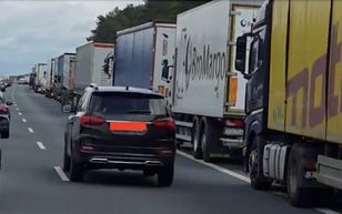 Skandal na A2. Wykorzystał korytarz życia, by przemknąć przez korek