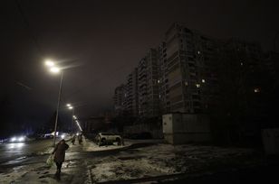 Kijów w mrozie: ataki odcinają prąd i ciepło