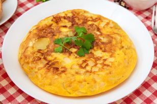 Omlet robię po hiszpańsku. Po takim śniadaniu nikt nie myśli o przekąskach