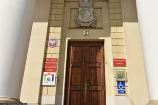 Prokuratura zawiesiła dyrektora w ratuszu. Mimo to pracuje w komisji