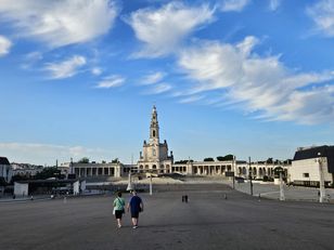 Fatima: ogromne sanktuarium zaskakuje ciszą i prostotą