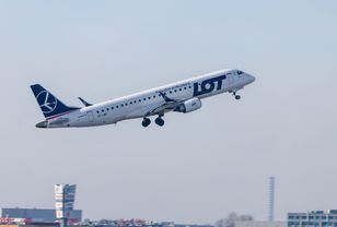 W samolot LOT-u trafił piorun. Maszyna wróciła na lotnisko