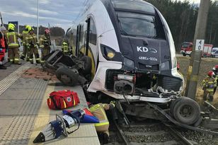 Szokujący wypadek na torach. Z auta nic nie zostało