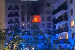Ogień wychodził na balkon. Spłonęło mieszkanie na Woli