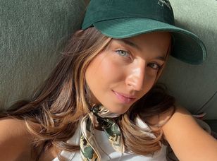 Pojawiła się w śniadaniówce. Tylko spójrzcie na tę marynarkę