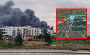Pożar warsztatu na Targówku w Warszawie — kłęby dymu widoczne z daleka