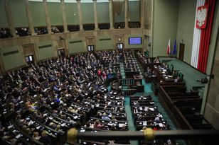 KO zyskuje, PiS traci. Remis Lewicy i Konfederacji Korony Polskiej