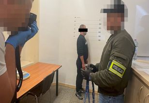 Porwał i okradł 38-latka. Napastnik ukrył się pod dziecięcym łóżkiem