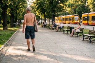 Krótkie spodenki w biurze tak, ale skarpety do sandałów to wciąż "obciach". Polacy ocenili letnią modę i obyczaje
