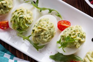 Lekkie i wyjątkowo zdrowe jajka faszerowane. Podaj na Wielkanoc, a skuszą się choćby ci, co ciągle dbają o linię