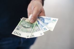 Darowizna od rodziny. Oto kiedy może zainteresować skarbówkę