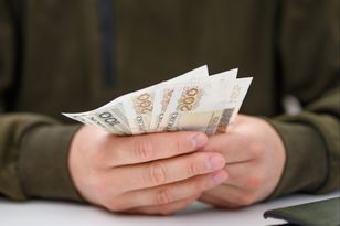 Darowizna od rodziny bez podatku? Jeden błąd i skarbówka zapuka