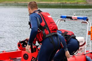 Zauważyli w wodzie kurtkę. Makabryczne odkrycie nad zalewem