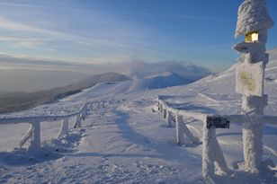 Bieszczady: Śnieżyce blokują szlaki, ostrzeżenie o lawinach