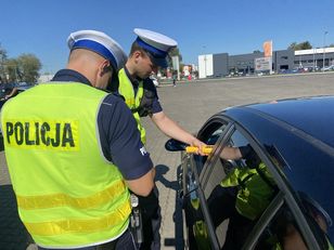 Pijani kierowcy w dymiącym aucie. Policję zaalarmował przechodzień