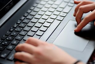 Oddała oszustom pieniądze, chce od banku zwrotu. Sąd zabrał głos