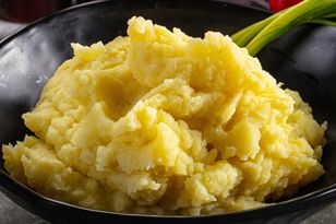 Dodaj szczyptę do ziemniaków. Nabiorą koloru i delikatnego smaku