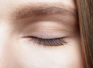 French women are embracing "low contrast" brows — the natural trend that takes years off