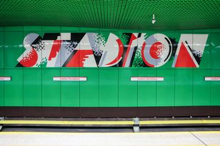 Incydenty na stacjach metra. Wandale na dachu wagonu