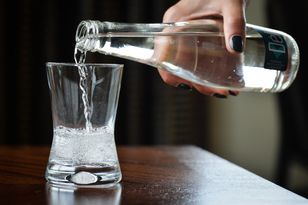 Bar w Polsce dostał mandat za podanie wody przed otwarciem kasy fiskalnej