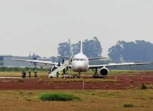 Airbus A320 wypadł z pasa podczas lądowania. Ewakuacja pasażerów