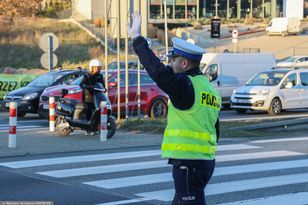 Kara za uchwyt na telefon. Policjant może dać choćby 3 tys.