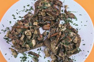 Bruschetta z grzybami. Włoski specjał w polskim wydaniu na listopadowe dni