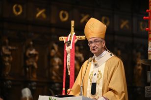 Biskup ostrzega. "Podziały są głębokie, a wojna coraz bliżej granic"