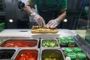 Upały w Polsce uderzają w gastronomię. Lokale skracają godziny
