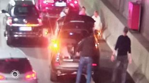 Kierowca zasłabł za kółkiem i położył się na drodze w tunelu w Świnoujściu