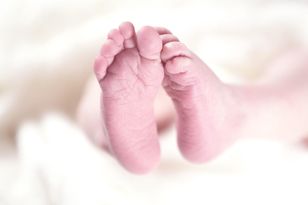 Porzucona w reklamówce. Maleńka dziewczynka opuściła już szpital
